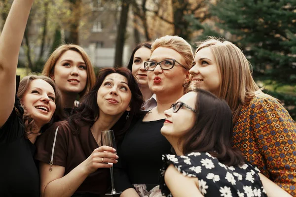 Elegante elegante mujer tomando divertido selfie en celebración sunny i — Foto de Stock