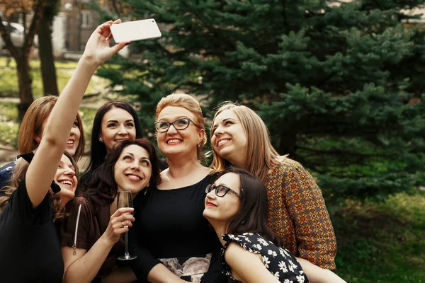 Mulheres elegantes elegantes tomando selfie engraçado na celebração ensolarado i — Fotografia de Stock