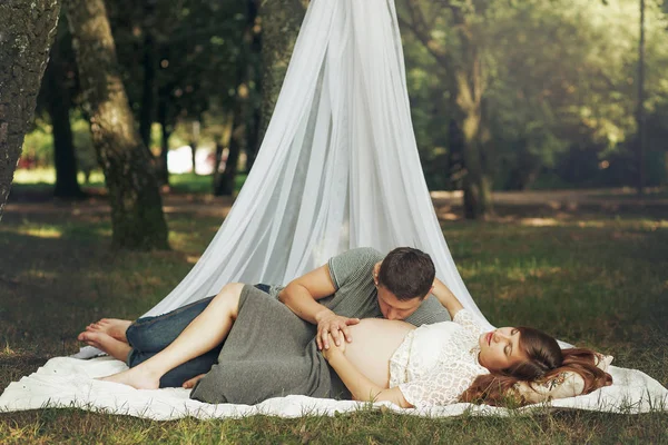 Esposo besando el vientre de la esposa embarazada —  Fotos de Stock