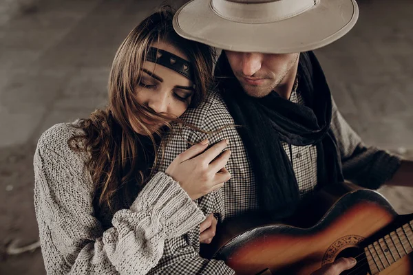 Elegante hipster casal gentilmente abraçando . — Fotografia de Stock