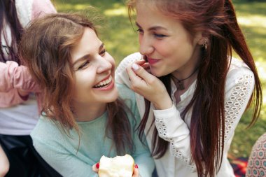 parkta meyve yeme kızlar