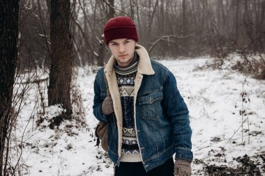 hipster seyahat sırt çantası ile