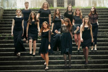 Kız parkta yürümek