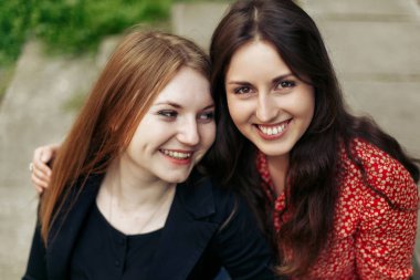 şehir parkında oturan kızlar