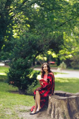 Kız gülümseyerek ve kitap okuma 