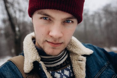 Kırmızı şapkalı Gezgin