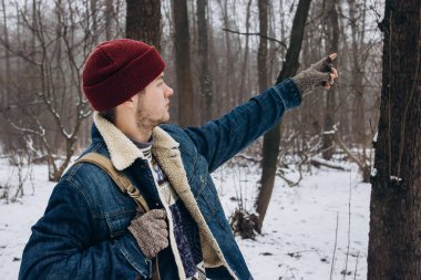 karlı kış orman Gezgin