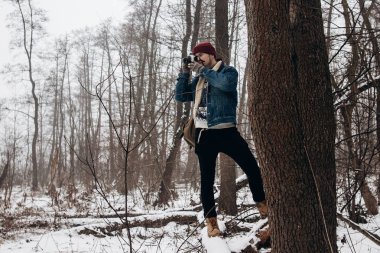 Hipster adam sırt çantası ile