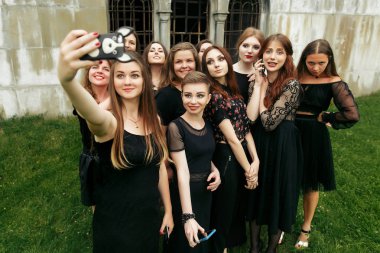 kadın siyah dresse grubunda