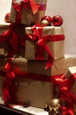 kurdele ile sarılmış hediye kutuları