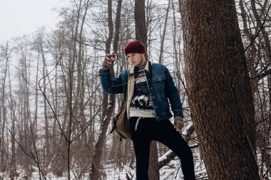 Hipster adam sırt çantası ile