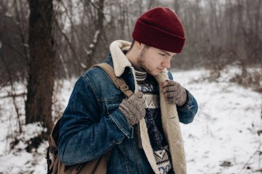 hipster seyahat sırt çantası ile