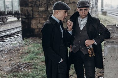 Gangsterler erkekler alkol ile