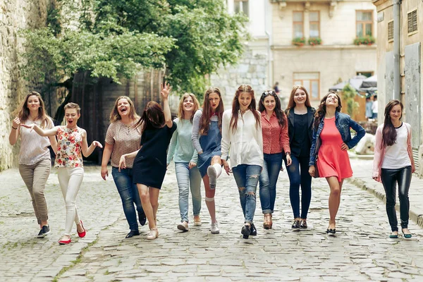 Meninas se divertindo andando na rua — Fotografia de Stock