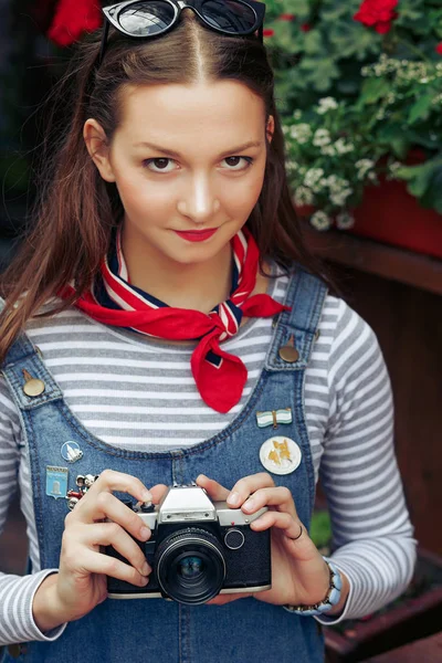 Menina posando com câmera de foto analógica — Fotografia de Stock