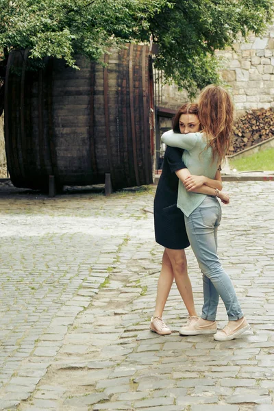 Κομψό κορίτσια αγκάλιασμα στον δρόμο — Φωτογραφία Αρχείου