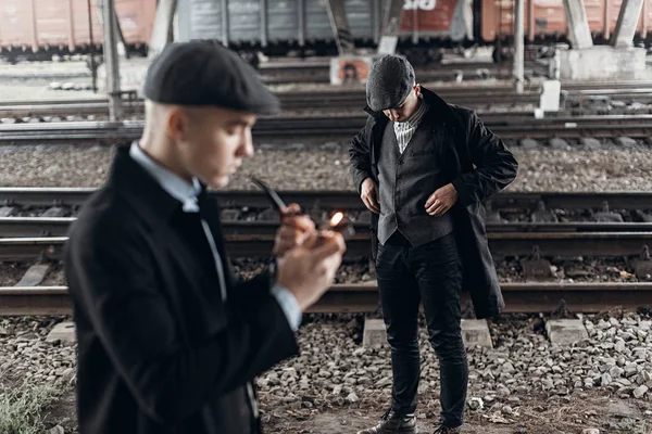 Γκάνγκστερ άνδρες σωλήνα το κάπνισμα — Φωτογραφία Αρχείου