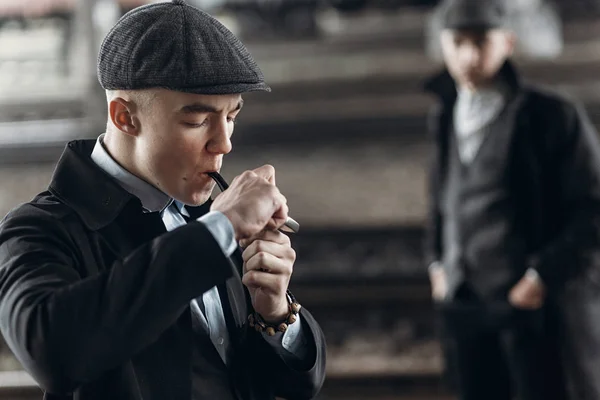 Gangsters mannen roken van de pijp — Stockfoto