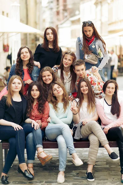 Meninas sentadas no banco — Fotografia de Stock