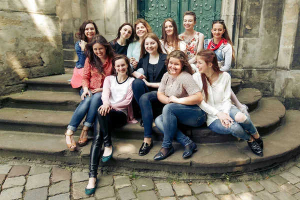 Meninas posando sentado nas escadas — Fotografia de Stock