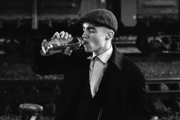 Stijlvolle gangster man drinken — Stockfoto