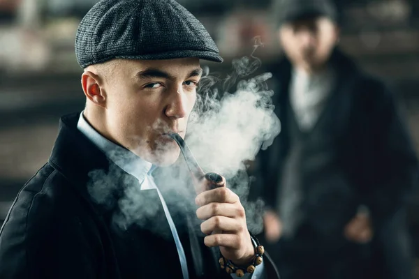 Mannen smoking.and poseren — Stockfoto