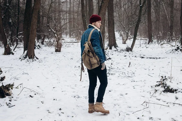 Viajante no inverno floresta nevada — Fotografia de Stock