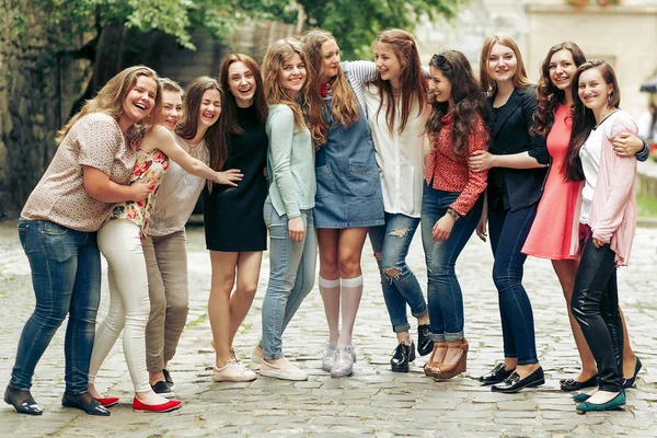 Lachende meisjes die zich voordeed op stad straat — Stockfoto
