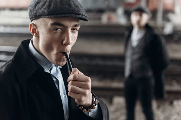 Mannen smoking.and poseren — Stockfoto