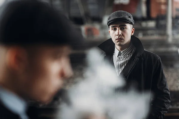 Άνδρες γκάνγκστερ, κάπνισμα — Φωτογραφία Αρχείου