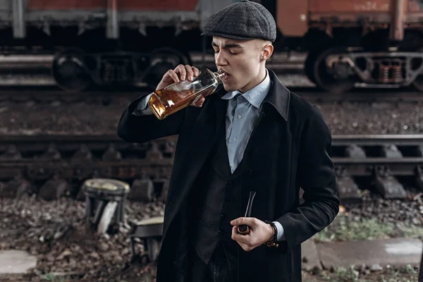 Stijlvolle gangster man drinken — Stockfoto