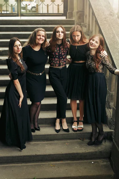 Девушки в черных платьях — стоковое фото