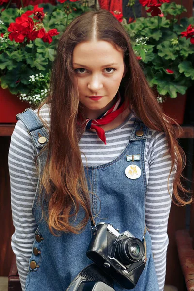 Dívka pózuje s analogového fotoaparátu — Stock fotografie