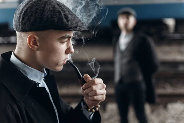 Άνδρες γκάνγκστερ, κάπνισμα — Φωτογραφία Αρχείου