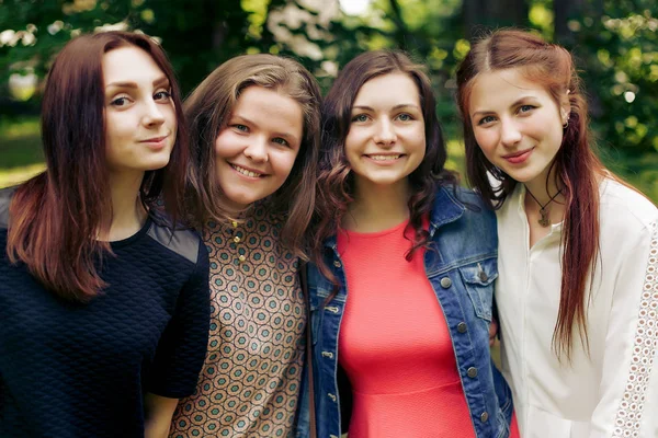 Niñas abrazándose en el parque — Foto de Stock