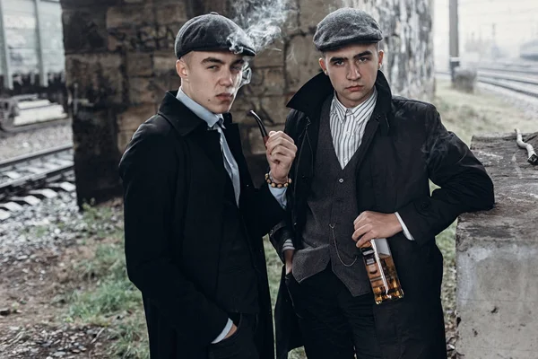 Gangsters hombres con alcohol — Foto de Stock