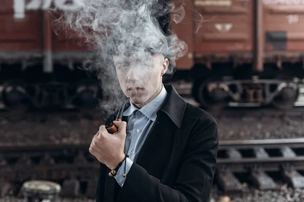 Kouření muž v retro oblečení — Stock fotografie