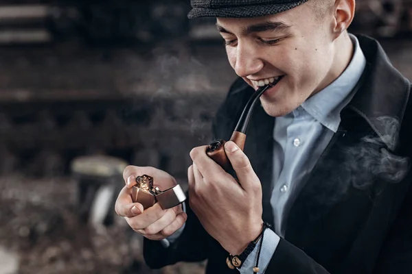 Κάπνισμα άνθρωπος σε ρετρό στολή — Φωτογραφία Αρχείου