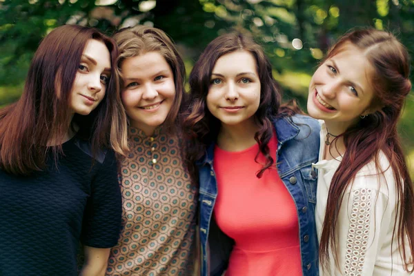 Niñas abrazándose en el parque — Foto de Stock