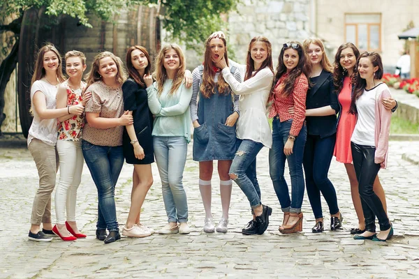 Meninas posando em pé na rua da cidade — Fotografia de Stock