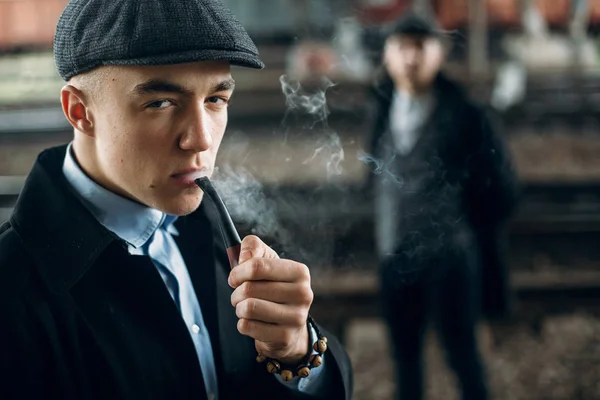Άνδρες που παρουσιάζουν smoking.and — Φωτογραφία Αρχείου