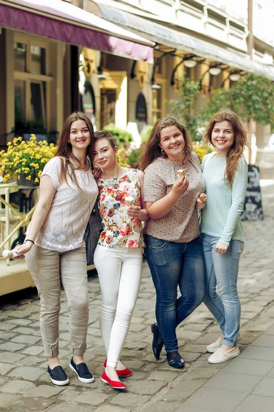 Meninas adolescentes segurando sorvetes — Fotografia de Stock