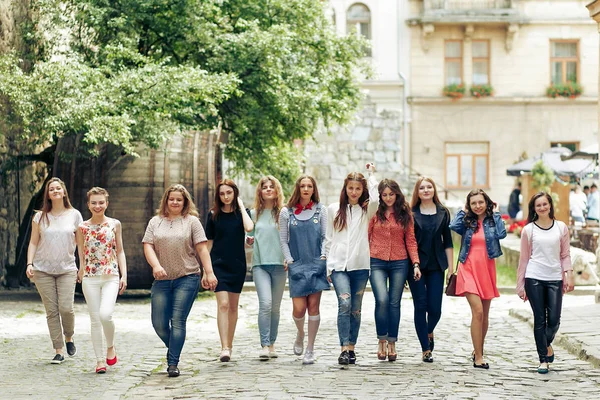 Meninas se divertindo andando na rua — Fotografia de Stock