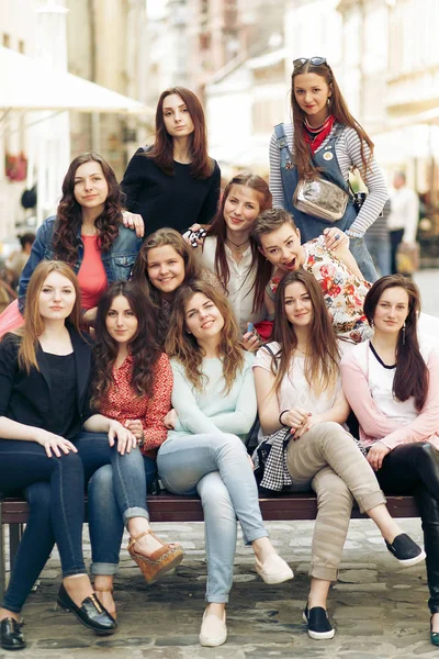 Meninas sentadas no banco — Fotografia de Stock