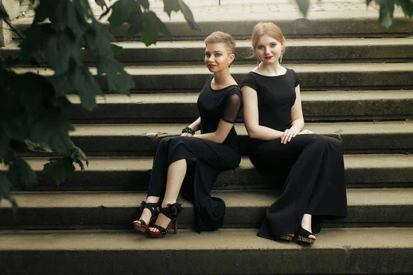 Дівчата в чорних сукнях — стокове фото
