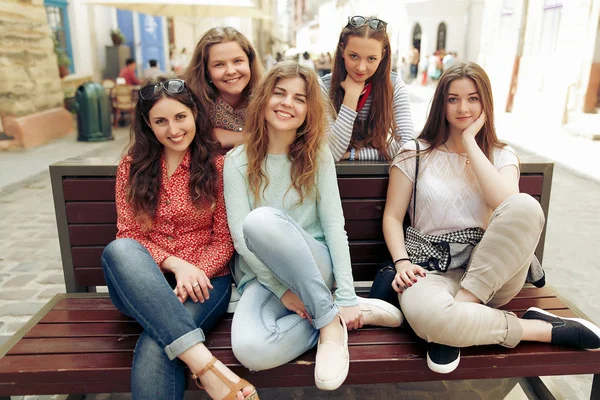 Chicas sentadas en el banco —  Fotos de Stock