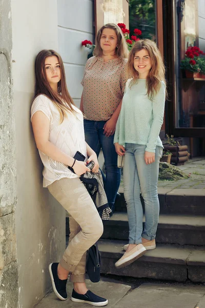 Trois jeunes femmes élégantes — Photo