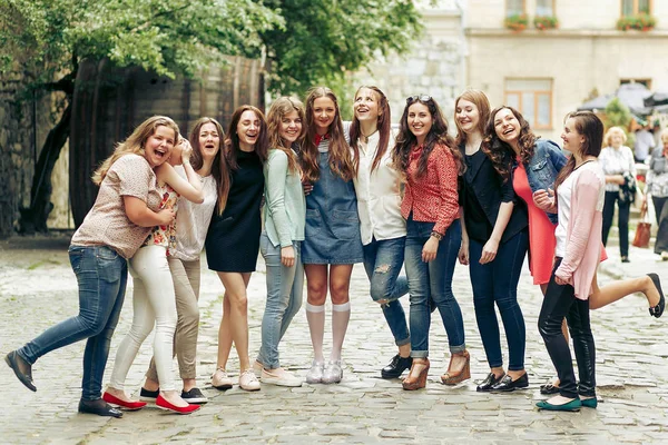 Meninas sorridentes posando na rua da cidade — Fotografia de Stock