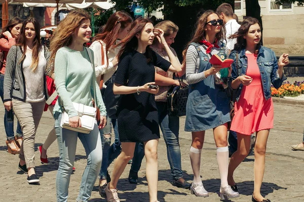 Девушки разговаривают, гуляя по улице — стоковое фото