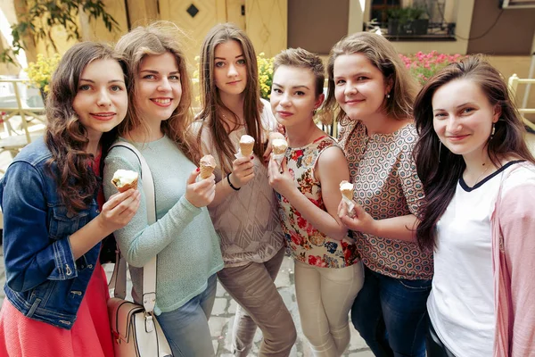 Tiener meisjes houden van ijsjes — Stockfoto